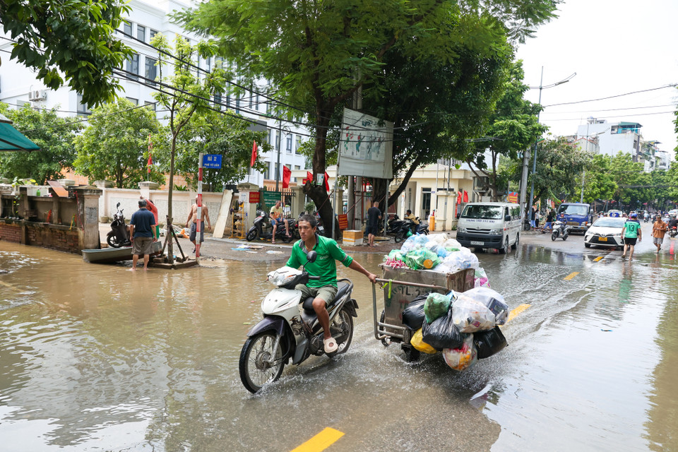 Từ sáng 13/9, người dân trong phường đã nhanh chóng bắt tay vào công việc dọn dẹp nhà cửa, sân vườn. (Ảnh: Minh Sơn/Vietnam+)