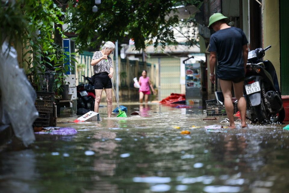 Những hình ảnh người dân Tứ Liên nỗ lực cùng nhau khắc phục hậu quả sau cơn lũ cho thấy tinh thần đoàn kết và sự kiên cường của cộng đồng trước thiên tai. Dù công việc dọn dẹp, khôi phục cuộc sống vẫn còn nhiều khó khăn, nhưng với sự quyết tâm của người dân và sự hỗ trợ từ chính quyền, hy vọng rằng Tứ Liên sẽ sớm hồi phục và trở lại nhịp sống bình thường. (Ảnh: Minh Sơn/Vietnam+)