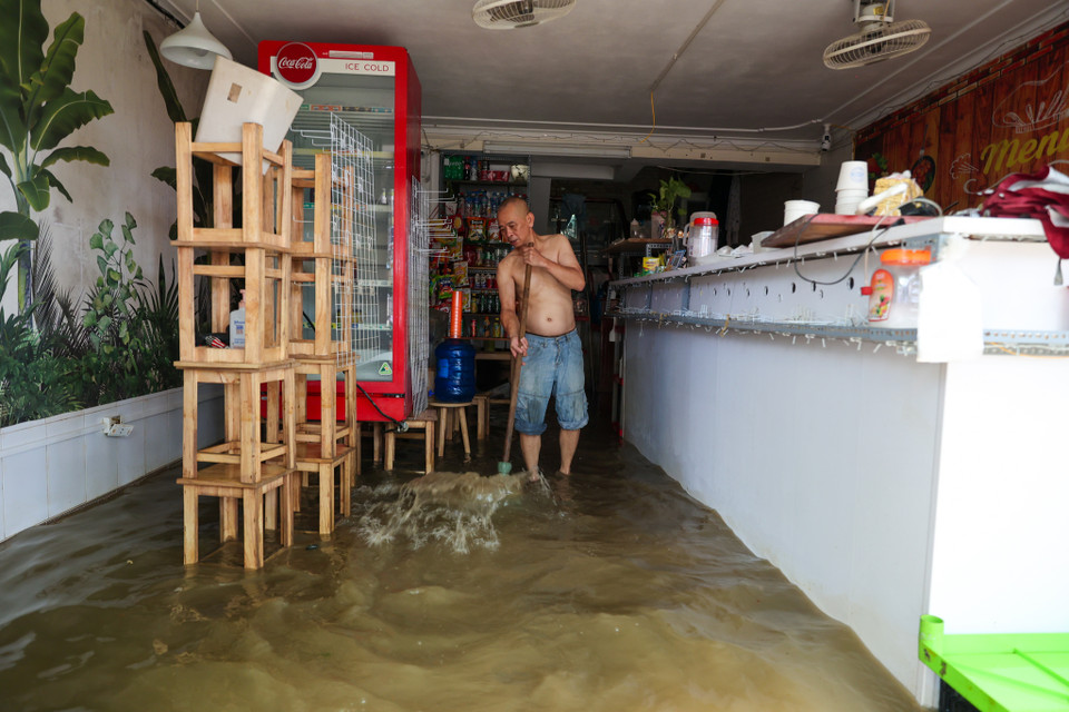 Tứ Liên là một phường nằm sát bờ sông, nhiều hộ gia đình đã bị ảnh hưởng nặng nề. Nước lũ tràn vào nhà cửa, ngập úng nhiều đồ đạc, gây hư hỏng nghiêm trọng. Các tuyến đường trong phường cũng bị ngập sâu, khiến giao thông trở nên khó khăn, nhiều xe cộ bị ngâm trong nước lũ và không thể sử dụng được. (Ảnh: Minh Sơn/Vietnam+)