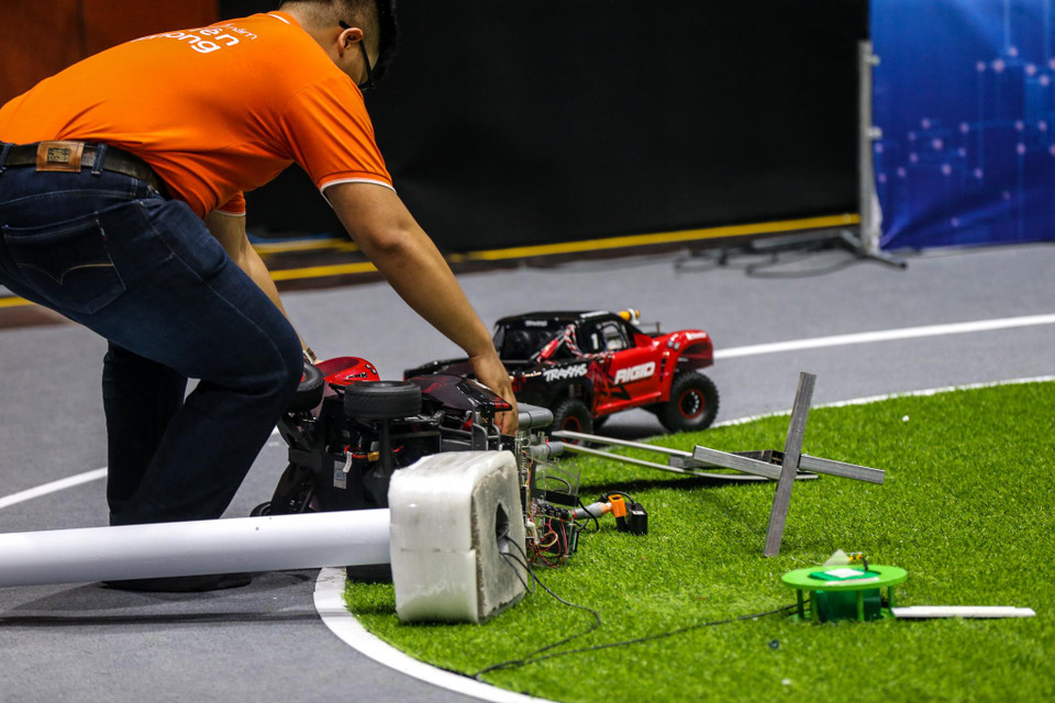 Xe phải tự động tránh được các vật cản trên đường đua, vượt qua các thử thách mà ban tổ chức đã đưa ra như hầm, bóng râm, trên đường có tuyết, đường mất làn… Kết thúc vòng thi, bốn đội thi có kết quả tốt nhất được lựa chọn vào vòng 2. (Ảnh: Minh Sơn/Vietnam+)