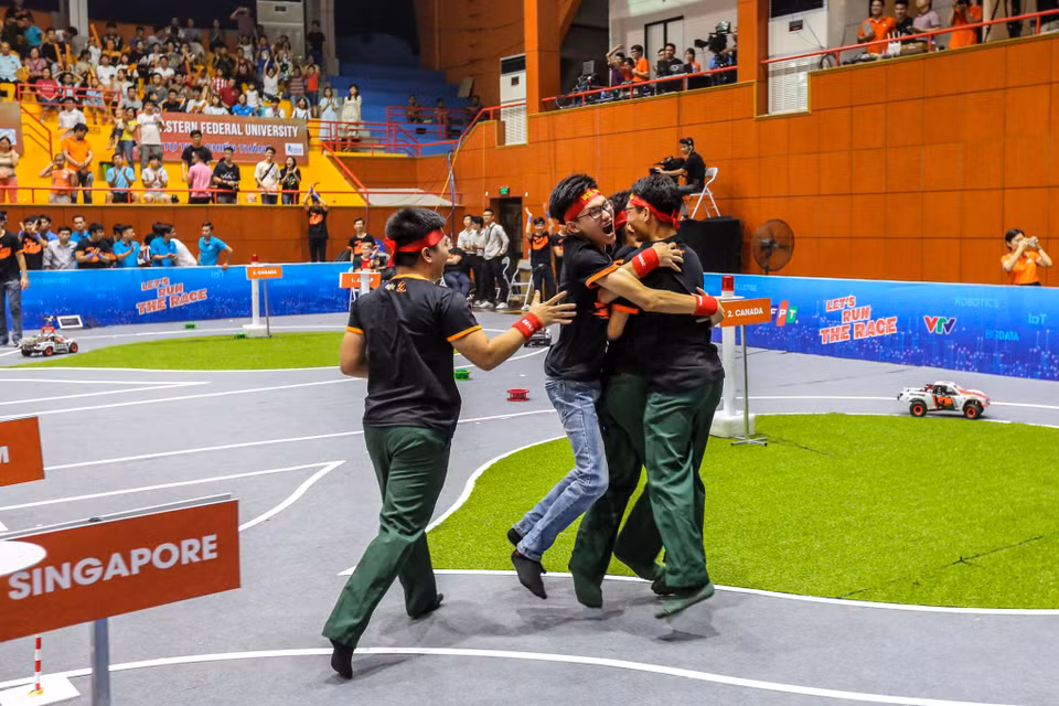 Trong trận thi đấu cuối cùng với đội Fast and Fiery của Học viện Công nghệ Bưu chính Viễn thông, 4 chàng trai của đội MTA_R4F đến từ Học viện Kỹ thuật Quân sự đã xuất sắc giành chiến thắng. (Ảnh: Minh Sơn/Vietnam+)
