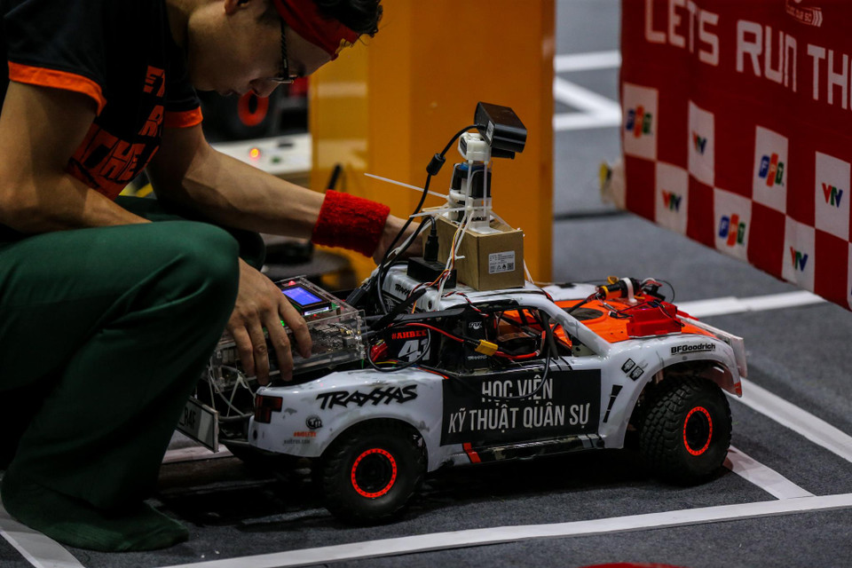 Trong vòng 3 phút, bên cạnh phải việc vượt qua các chướng ngại vật và các cung đường đi phức tạp, xe tự hành của các đội còn phải tự tìm được đường đi ngắn nhất và di chuyển nhanh nhất để đến đích. (Ảnh: Minh Sơn/Vietnam+)
