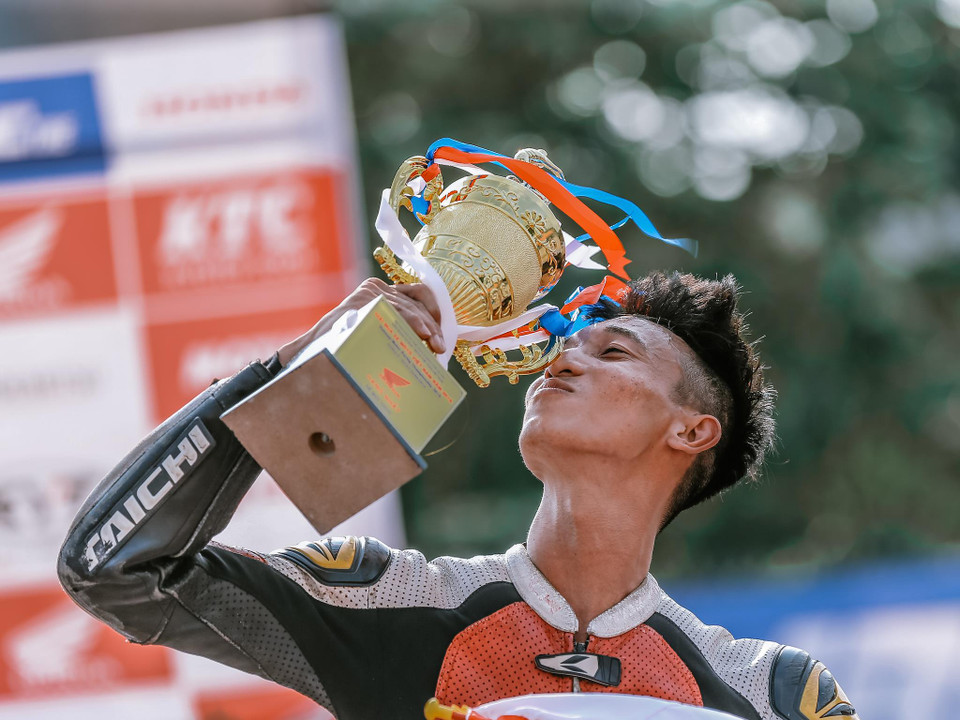 Niềm vui của tay đua Phạm Thanh Bảo khi vô địch vòng 2 với hạng mục thi đấu xe Honda MSX. (Ảnh: Minh Sơn/Vietnam+)