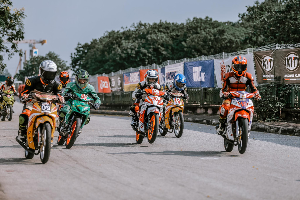 Điều đặc biệt trong chặng đua này có sự góp mặt của một số tay đua tới từ phía Bắc, đây là những ẩn số thú vị vì các tay đua chuyên nghiệp phía Nam đang áp đảo hoàn toàn trong các giải đua chuyên nghiệp. (Ảnh: Minh Sơn/Vietnam+)