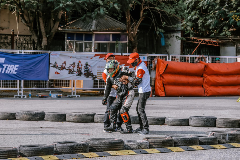 Một tuyển thủ gặp tai nạn ngay trong vòng đua đầu tiên. (Ảnh: Minh Sơn/Vietnam+)