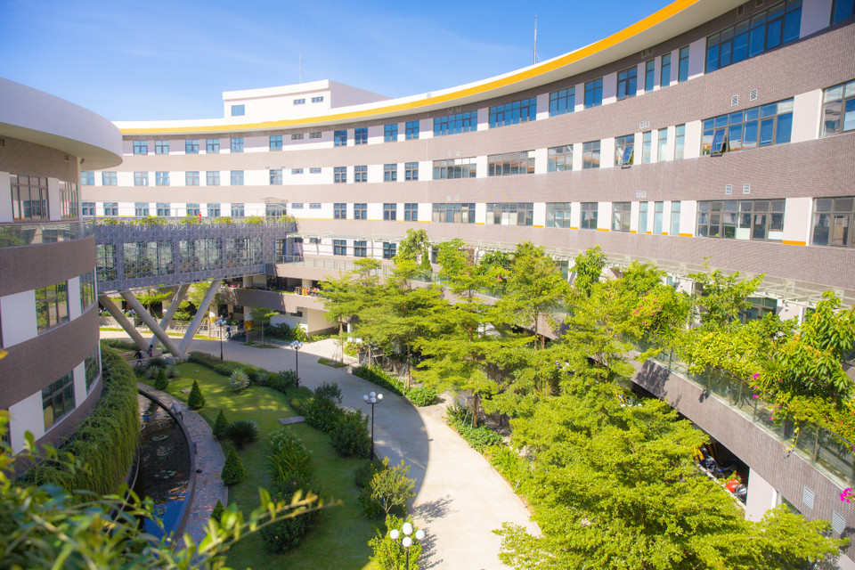 Sau hơn 8 năm thi công, đến nay FPT Complex đã đi được 2/3 chặng đường khi vòng tròn trống đồng dần hiện hữu. Đầu tháng 4/2021, FPT Software đã đưa vào khai thác toà FPT Complex 2 với hơn 3.000 chỗ ngồi làm việc. (Ảnh: Minh Sơn/Vietnam+)