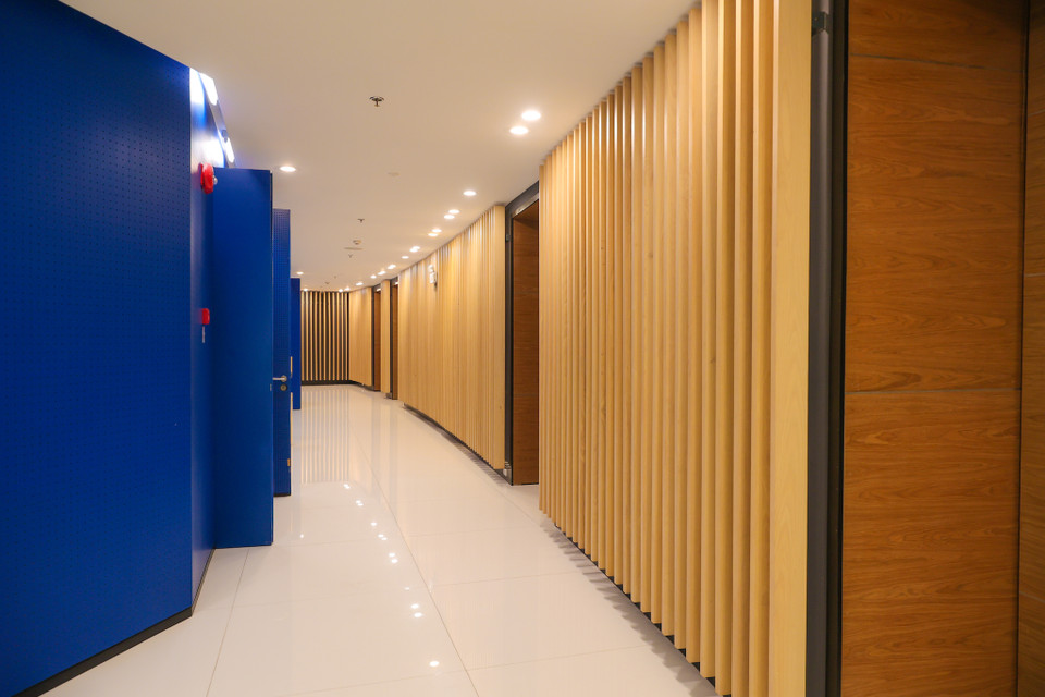 Tông màu chủ đạo của FPT Complex 2 là màu xanh dương. Từ bàn ghế, bàn làm việc hay các chi tiết nổi bật đều có màu này. (Ảnh: Minh Sơn/Vietnam+)