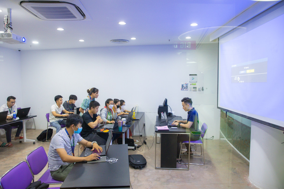 Đào tạo nhân lực chất lượng cao là mục tiêu quan trọng của FPT Software Đà Nẵng. Vì vậy, toàn bộ khu vực tầng 2 tòa nhà trung tâm dành để phục vụ công tác đào tạo nguồn lực. (Ảnh: Minh Sơn/Vietnam+)