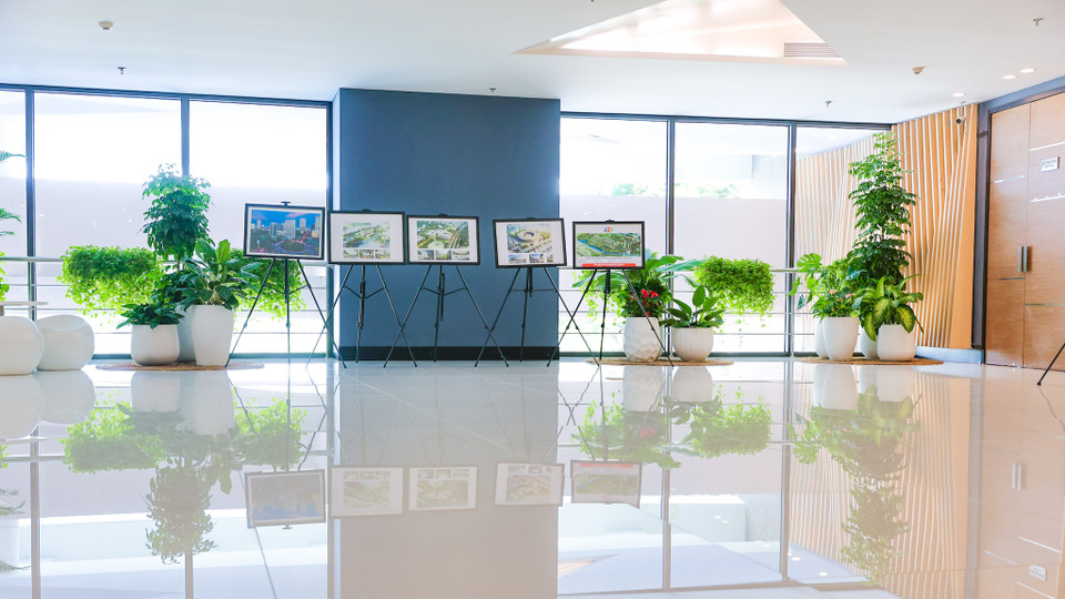 Khu vực tầng 2 của tòa nhà bên ngoài FPT Complex, đây là khu vực trưng bày các tác phẩm hội họa, tranh ảnh về FPT Software Đà Nẵng. (Ảnh: Minh Sơn/Vietnam+)