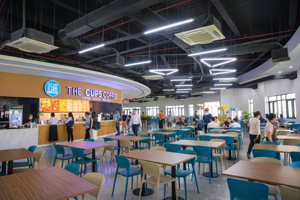 Khu ẩm thực tầng 4 đi vào hoạt động từ tháng 6/2021. Khu ẩm thực gồm các quầy thương hiệu nổi tiếng gồm đặc sản các miền cung cấp thêm nhiều lựa chọn ăn uống cho cán bộ nhân viên FPT. (Ảnh: Minh Sơn/Vietnam+)