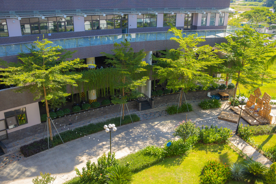 FPT Complex được thiết kế theo mô hình 2 lớp, tạo nên một không gian mở với lối kiến trúc xanh, hiện đại. Ý tưởng thiết kế là mô hình chiếc trống đồng lớn nhất nếu nhìn từ trên vệ tinh xuống với đường kính hơn 50m mà bề mặt trống chính là nóc toà nhà tròn ở chính giữa. (Ảnh: Minh Sơn/Vietnam+)