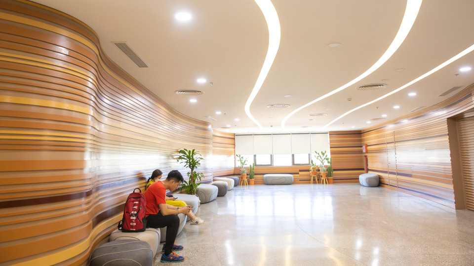 Khu vực phòng chờ được thiết kế theo hướng mở, hệ thống cửa sổ có thể đón ánh nắng trực tiếp. Điểm đặc biệt ở các khu vực phòng chờ là thiết kế khá rộng, thoáng đãng.... được bố trí nhiều bàn, ghế, xung quanh được tạo hình các đường viền uốn lượn, cách âm tốt. (Ảnh: Minh Sơn/Vietnam+)