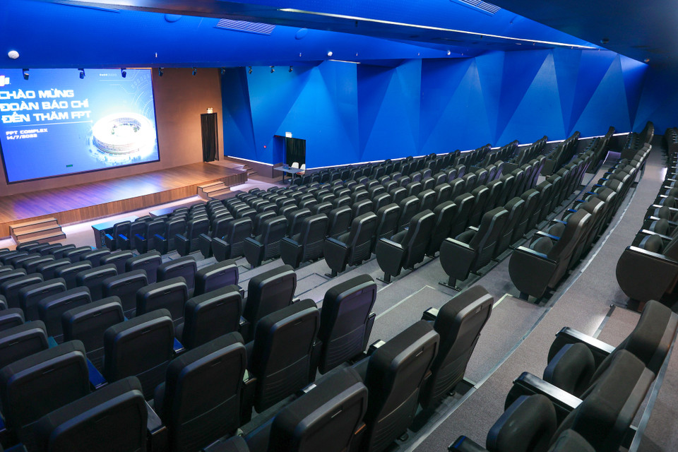 Hội trường Ngũ Hành Sơn là hội trường lớn nhất FPT Complex với sức chứa 305 chỗ ngồi, được trang bị hệ thống màn hình LED và âm thanh cao cấp, không chỉ là nơi thực hiện các buổi hội nghị quan trọng mà còn là rạp hát và chiếu phim đa năng để phục vụ nhu cầu đa dạng của tập đoàn. (Ảnh: Minh Sơn/Vietnam+)