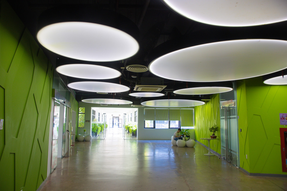 FPT Complex là một trong hai tòa nhà của Việt Nam được nhóm Ngân hàng Thế giới (IFC) giới thiệu hệ thống chứng nhận EGDE đến bạn bè quốc tế. Công trình này được thiết kế giảm 21% năng lượng điện, tiết kiệm 32% lượng nước và 20% chi phí năng lượng, nhờ sử dụng các vật liệu xanh. (Ảnh: Minh Sơn/Vietnam+)