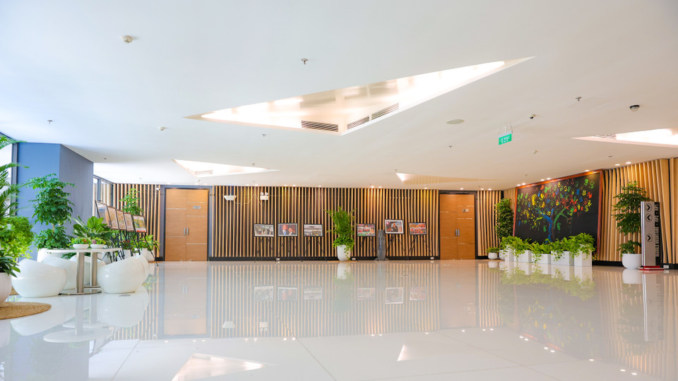 Khu vực sảnh tầng 2 của tòa nhà với không gian xanh mát và màu sắc giúp các nhân viên của FPT có thể thoải mái thư giãn sau những giờ làm việc mệt mỏi. (Ảnh: Minh Sơn/Vietnam+)