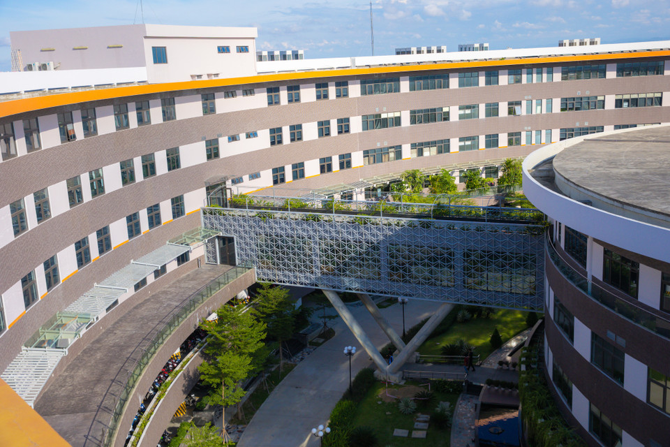 Khi hoàn thiện, khu phức hợp sẽ có tổng cộng 4 cây cầu nối, toàn bộ khối nhà có thể đáp ứng cho 10.000 người làm việc. (Ảnh: Minh Sơn/Vietnam+)