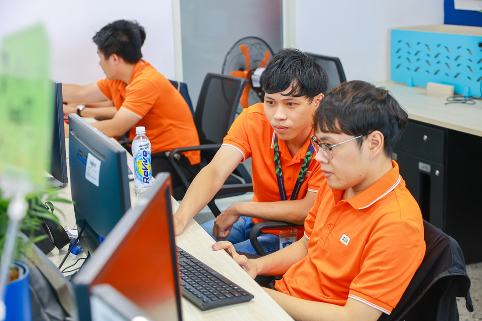 Chỗ ngồi của mỗi nhân viên được trang bị đầy đủ tiện nghi. (Ảnh: Minh Sơn/Vietnam+)