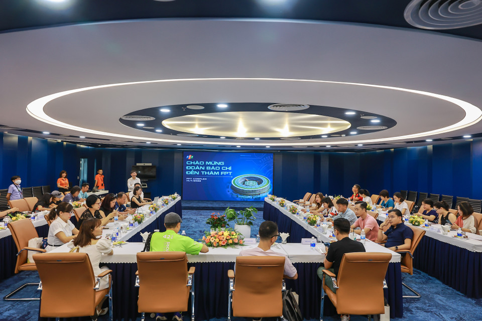 Khu phòng họp tại FPT Complex 2 được xem là nơi hiện đại nhất của toà nhà. Phòng họp mới được trang bị màn hình chiếu, hệ thống camera, đèn led và nội thất sang trọng... (Ảnh: Minh Sơn/Vietnam+)