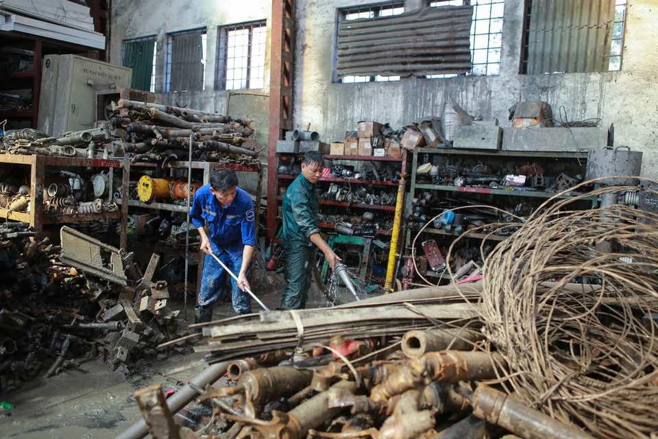 Một công nhân tại đây cho biết, cách đây một tuần, lũ bùn dâng lên hơn 1 mét, anh em trong công ty bất lực trong việc di dời các thiết bị. (Ảnh: Minh Sơn/Vietnam+)