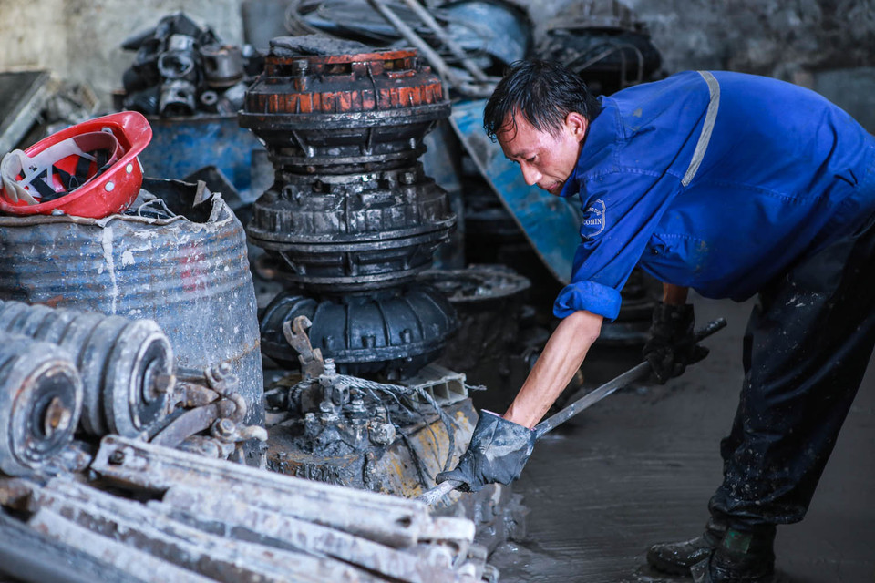 Theo lãnh đạo của công ty than Mông Dương, sẽ mất ít nhất khoảng 5 tháng để xử lý hết toàn bộ tàn tích của cơn lũ bùn. (Ảnh: Minh Sơn/Vietnam+)