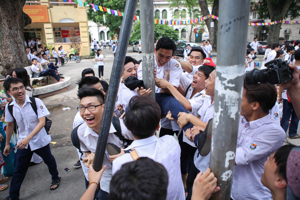 Giây phút tinh nghịch của các bạn nam sinh, sau ngày hôm nay, các em sẽ bước vào thử thách đầu tiên của ngưỡng cửa cuộc đời, đó là kỳ thi đại học.(Ảnh: Minh Sơn/Vietnam+)