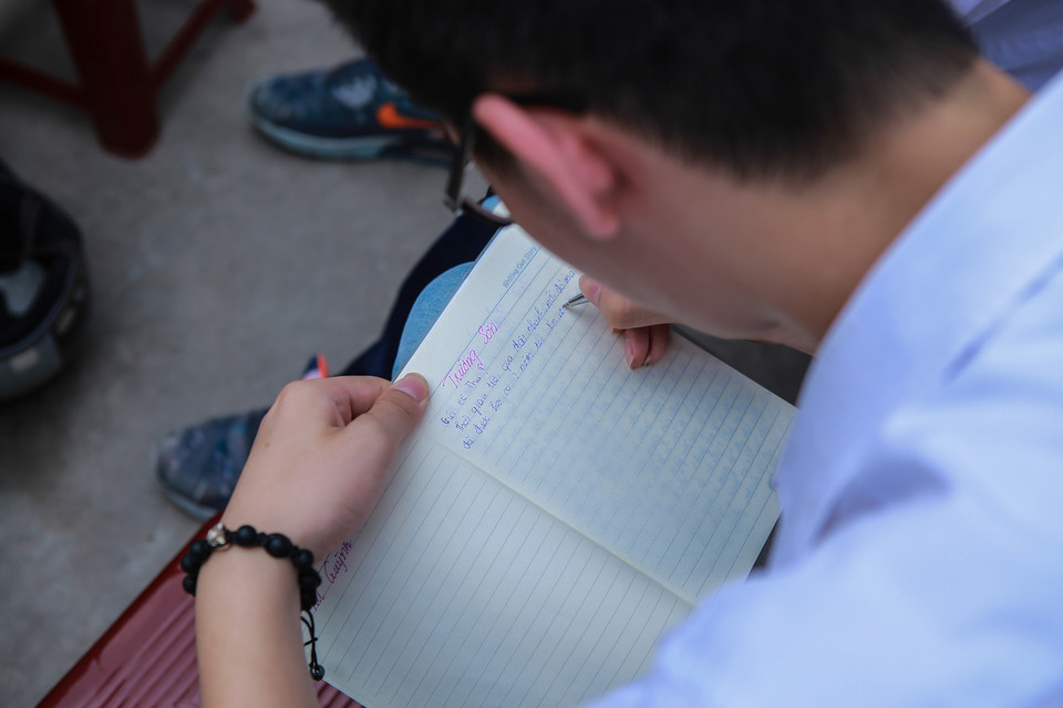 Những dòng lưu bút cuối đã trở thành một ‘truyền thống’ không thể nào thiếu với mỗi học sinh ngày ra trường.(Ảnh: Minh Sơn/Vietnam+)