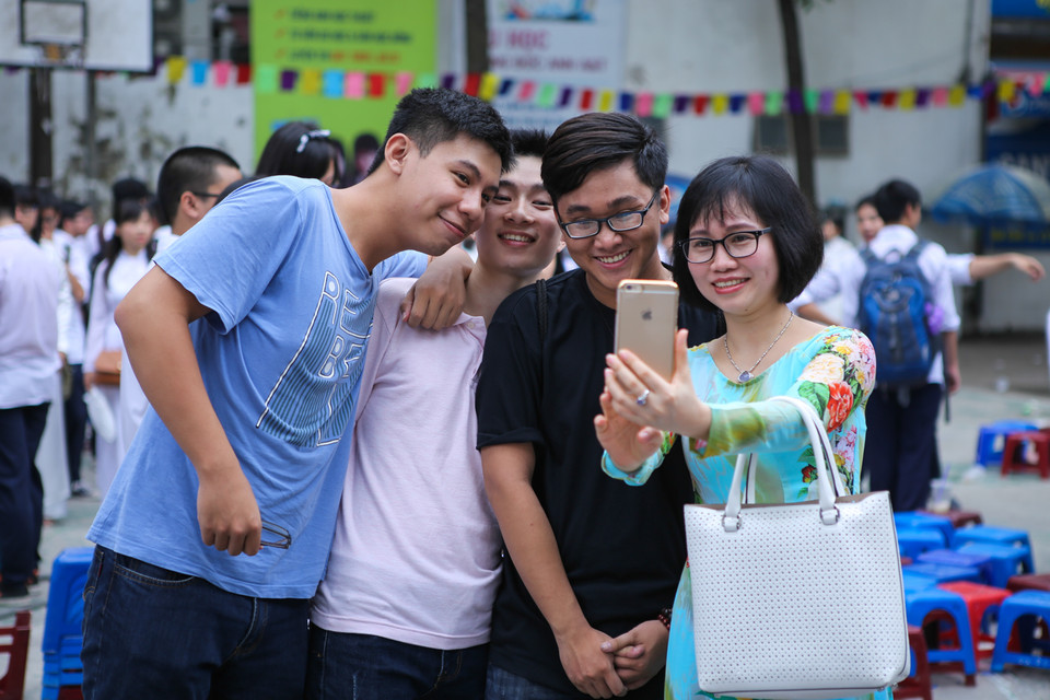 Ngay cả các thầy cô giáo cũng muốn lưu lại khoảnh khắc cuối cùng với các học trò thân yêu, gắn bó với nhau 3 năm học.(Ảnh: Minh Sơn/Vietnam+)