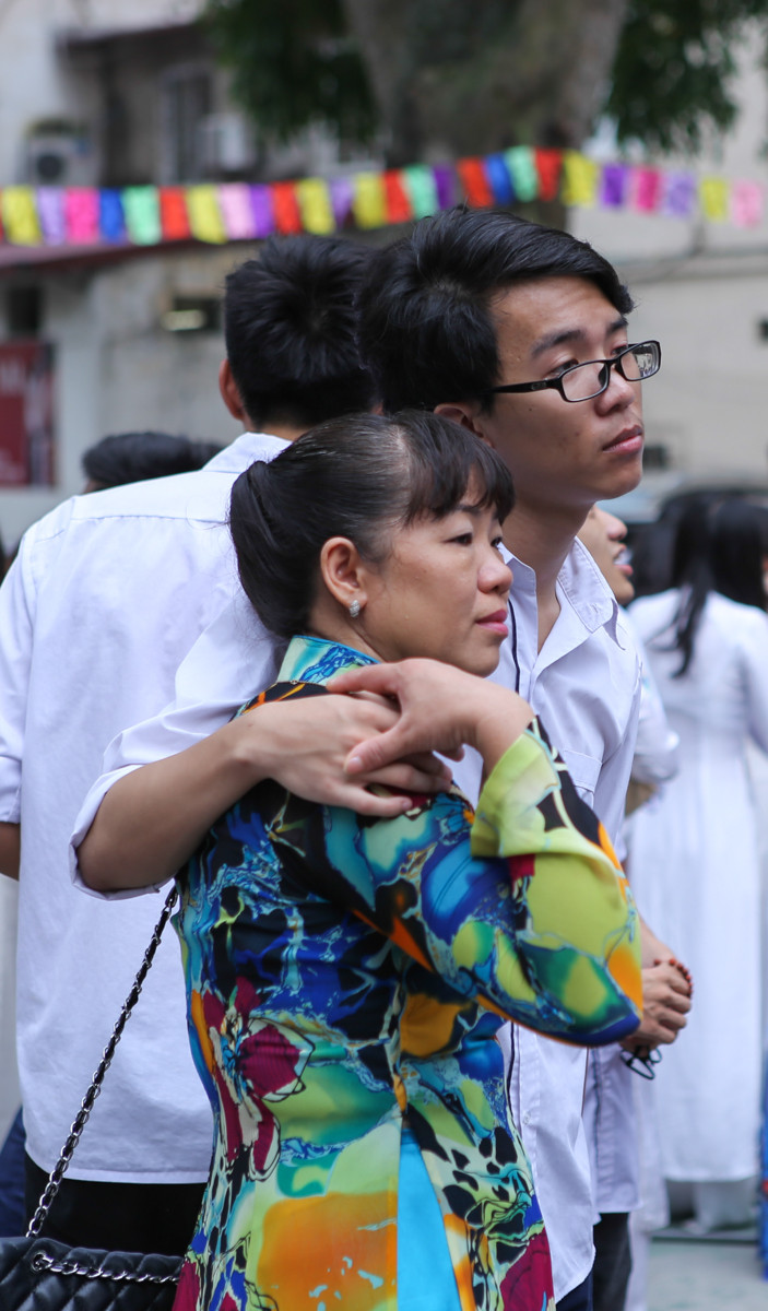  Sau ngày hôm nay, các bạn lớp 12 sẽ chính thức tạm biệt mái trường, bạn bè và thầy cô, cũng là tạm biệt luôn quãng thời gian học trò với bao nhiêu kỉ niệm vui buồn.(Ảnh: Minh Sơn/Vietnam+)