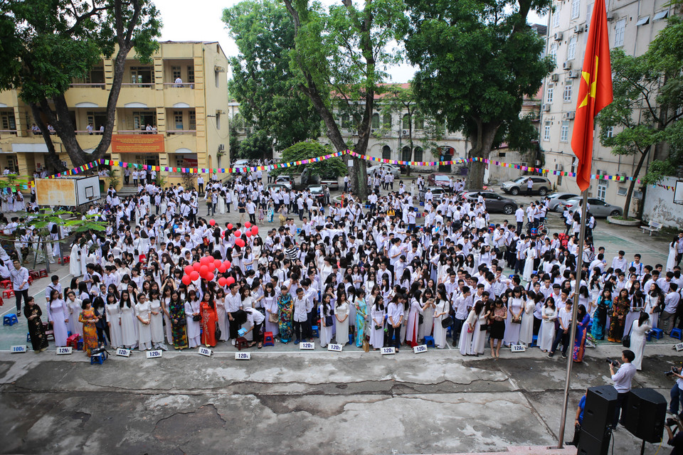 Sáng nay (25/5), các học sinh khối 12 trường Trung học phổ thông Việt Đức đã bước vào buổi lễ bế giảng cuối năm với rất nhiều cung bậc cảm xúc.(Ảnh: Minh Sơn/Vietnam+)