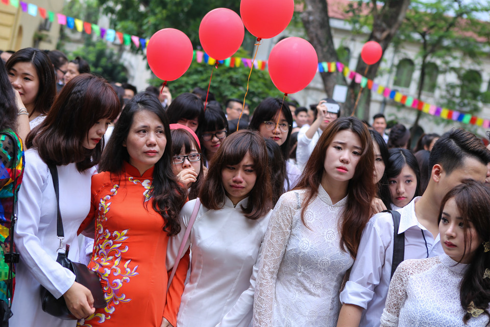 ‘Thời gian trôi qua mau, chỉ lại những kỷ niệm. Bạn bè thân yêu ơi, sẽ còn nhớ mãi tiếng thầy cô…’.(Ảnh: Minh Sơn/Vietnam+)