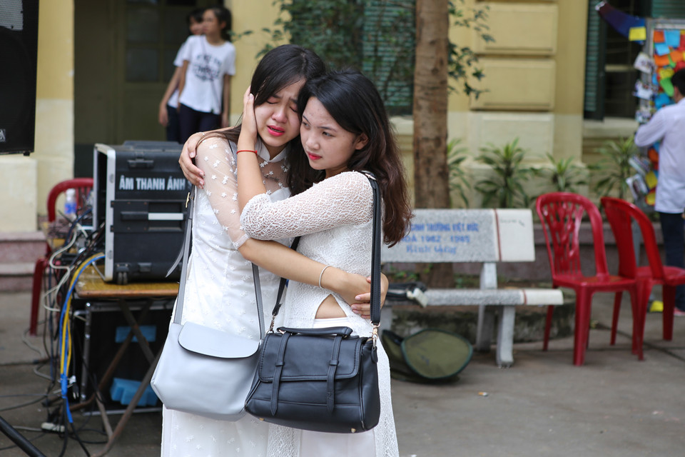 Cô bạn bí thư liên chi đã òa khóc nức nở khi thay mặt cả khối 12 đọc những dòng tâm tư, suy nghĩ của mình.(Ảnh: Minh Sơn/Vietnam+)