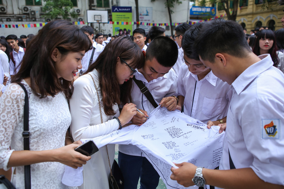 Những dòng lưu bút cuối đã trở thành một ‘truyền thống’ không thể nào thiếu với mỗi học sinh. (Ảnh: Minh Sơn/Vietnam+)