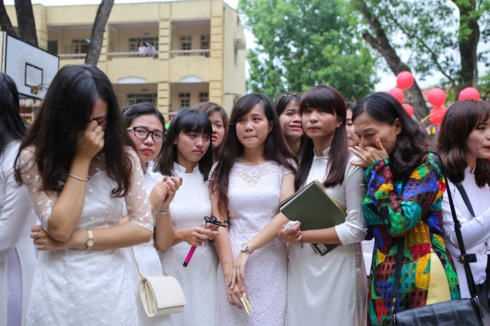 Cô và trò cùng nghẹn ngào trong thời khắc cuối. (Ảnh: Minh Sơn/Vietnam+)