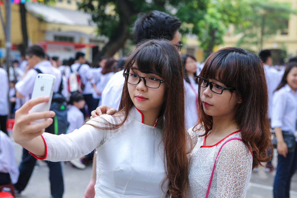 Một học sinh lớp 12 chia sẻ: ‘Sau ngày hôm nay, dù chia tay nhau nhưng chúng em vẫn sẽ nhớ những kỷ niệm của một thời học trò hồn nhiên, tinh nghịch’. (Ảnh: Minh Sơn/Vietnam+)