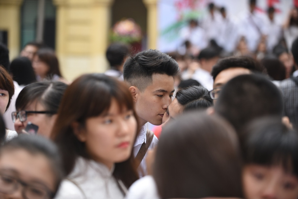 Và kín đáo gửi trao những tâm sự chỉ nói vào ngày chia tay. (Ảnh: Minh Sơn/Vietnam+)