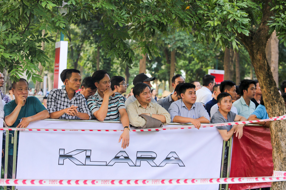 Rất nhiều người không có vé vào khu vực sân khấu chính nhưng vẫn cố gắng nán lại để chứng kiến sự kiện này (Ảnh: Minh Sơn/Vietnam+)