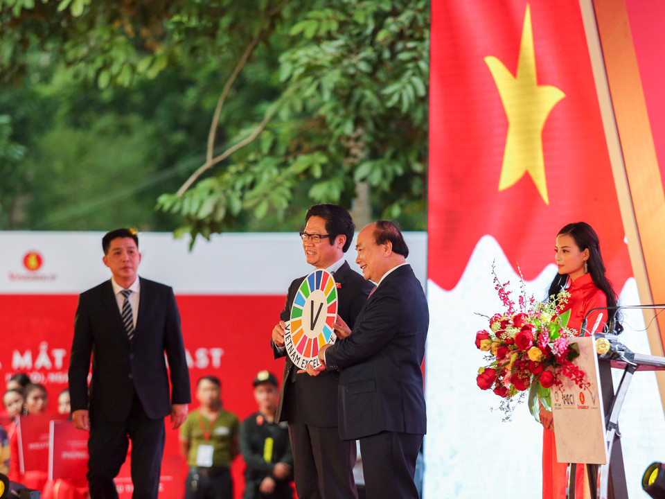 Thủ tướng Nguyễn Xuân Phúc trao tặng bằng khen Vietnam Exelence cho các sản phẩm mang thương hiệu Việt chất lượng cao (Ảnh: Minh Sơn/Vietnam+)