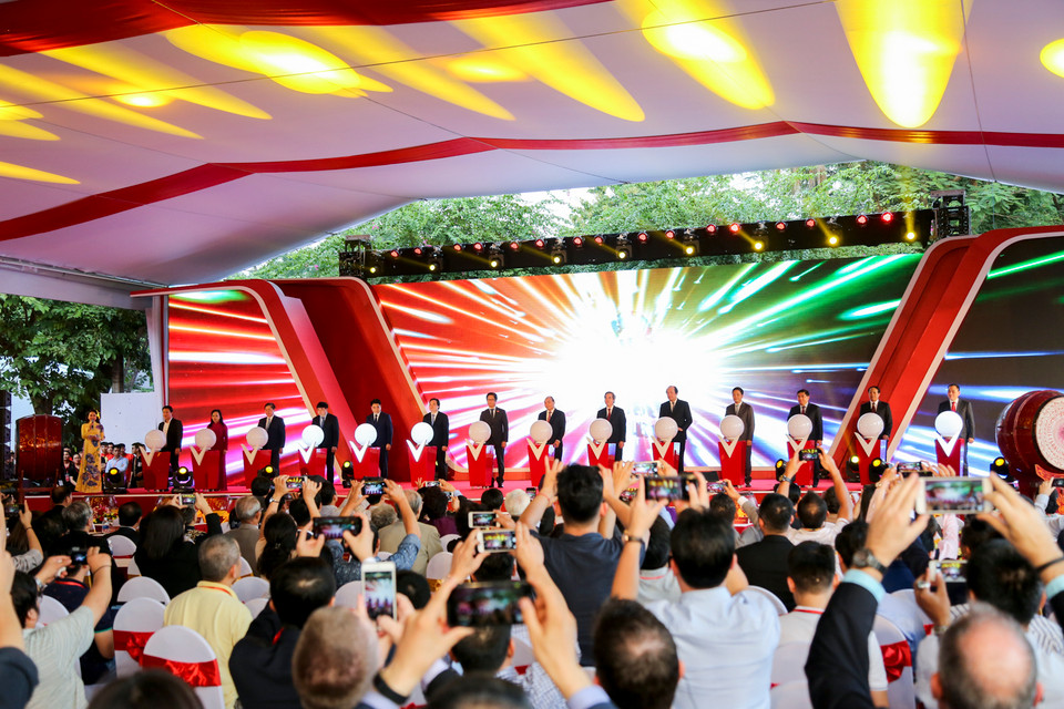 Các đại biểu bấm nút khai mạc sự kiện (Ảnh: Minh Sơn/Vietnam+)