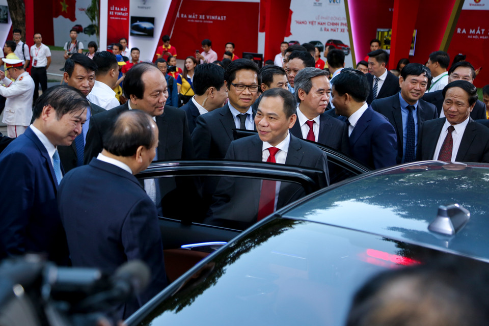 Ông Phạm Nhật Vượng giới thiệu nội thất xe Lux A2.0 với Thủ tướng Nguyễn Xuân Phúc (Ảnh: Minh Sơn/Vietnam+)