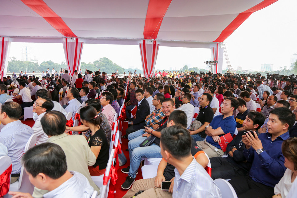 Hàng nghìn người đã có mặt từ sớm để tham dự sự kiện (Ảnh: Minh Sơn/Vietnam+)