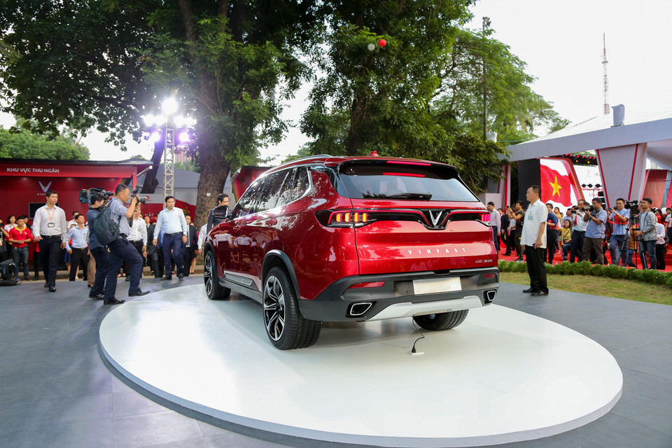 Các mẫu xe hơi VinFast đã có màn ra mắt hoành tráng ở Paris tháng trước. Trong ảnh là mẫu Lux SA2.0 (Ảnh: Minh Sơn/Vietnam+)