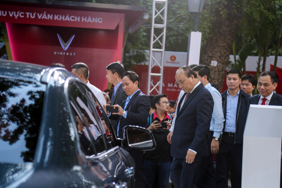 Thủ tướng Nguyễn Xuân Phúc chăm chú xem mẫu xe Lux A2.0 (Ảnh: Minh Sơn/Vietnam+)