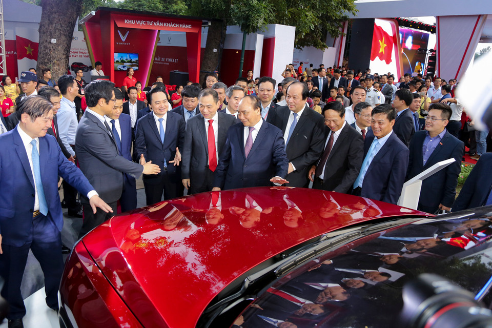 Chủ tịch VinGroup, ông Phạm Nhật Vượng giới thiệu mẫu xe VinFast với Thủ tướng Nguyễn Xuân Phúc (Ảnh: Minh Sơn/Vietnam+)