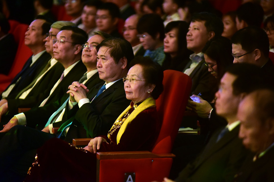 Đến dự sự kiện có ông Võ Văn Thưởng, Ủy viên Bộ Chính trị, Bí thư Trung ương Đảng, Trưởng Ban Tuyên giáo Trung ương; Bà Nguyễn Thị Doan, Nguyên Phó Chủ tịch nước, Chủ tịch Hội Khuyến học Việt Nam; Ông Phan Xuân Dũng, Ủy viên Trung ương Đảng, Ủy viên Ủy ban thường vụ Quốc hội, Chủ nhiệm Ủy ban Khoa học, Công nghệ và Môi trường của Quốc hội; Ông Chu Ngọc Anh, Ủy viên Trung ương Đảng, Bộ trưởng Bộ Khoa học và Công nghệ; Ông Đào Ngọc Dung, Uỷ viên Trung ương Đảng, Bộ trưởng Bộ Lao động - Thương binh và Xã hội; Ông Đặng Vũ Minh, Chủ tịch Liên hiệp các hội khoa học và kỹ thuật Việt Nam. (Ảnh: PV/Vietnam+)