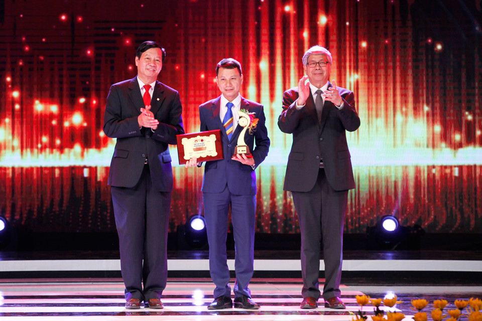 Ông Lê Khắc Hiệp - Phó Chủ tịch Tập đoàn Vingroup cùng ông Đặng Vũ Minh trao giải thưởng trong lĩnh vực Khoa học Công nghệ. (Ảnh: PV/Vietnam+)