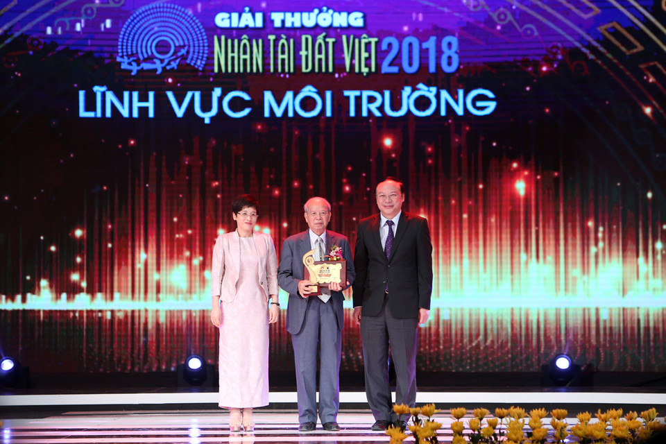 Bà Nguyễn Thị Phú Hà - Phó Chủ tịch Uỷ ban Quản lý vốn nhà nước tại doanh nghiệp lên sân khấu cùng Ông Lê Công Thành - Thứ trưởng Bộ Tài nguyên Môi trường trao giải Nhất lĩnh vực Môi trường cho tác giả với phần thưởng trị giá 200 triệu đồng. (Ảnh: PV/Vietnam+)