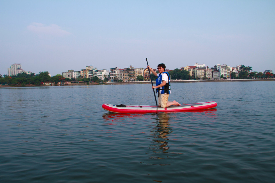 Câu lạc bộ Umove SUP cứ mỗi cuối tuần lại tổ chức chơi thuyền tại khu vực hồ Tây. Với giá thuê khoảng 90 – 200 ngàn/buổi, các gia đình sẽ có thêm một lựa chọn thú vị sau những giờ làm việc căng thẳng. (Ảnh: Minh Sơn/Vietnam+)