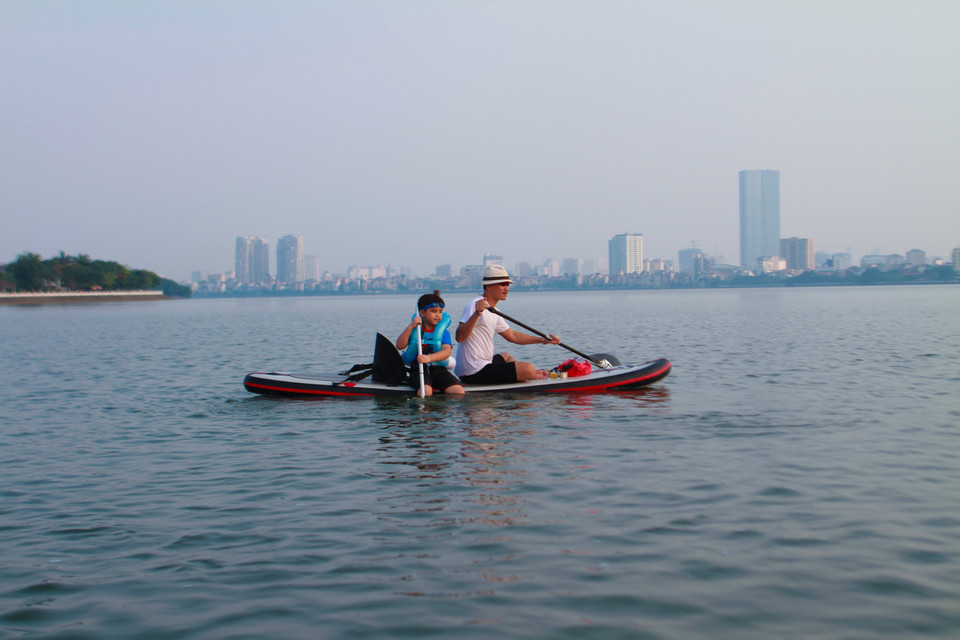 ‘Một bộ SUP có giá khá đa dạng từ vài triệu đến hơn chục triệu là chuyện bình thường. Vì thế, không phải ai cũng có điều kiện để đầu tư luôn một bộ SUP để chơi’ anh Trần Trung Kiên, chủ tịch Câu lạc bộ Umove SUP, chia sẻ. (Ảnh: Minh Sơn/Vietnam+)