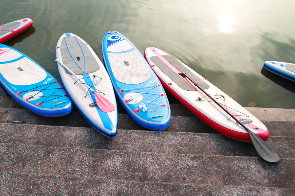 Một bộ SUP để có thể chơi thoải mái bao gồm một tấm ván (có rất nhiều loại ván như loại bơm hơi, gỗ hay mica nhưng ở Việt Nam phổ biến nhất là loại bơm hơi do tiện lợi cho việc di chuyển các nơi), mái chèo, và áo phao bảo hộ. (Ảnh: Minh Sơn/Vietnam+)