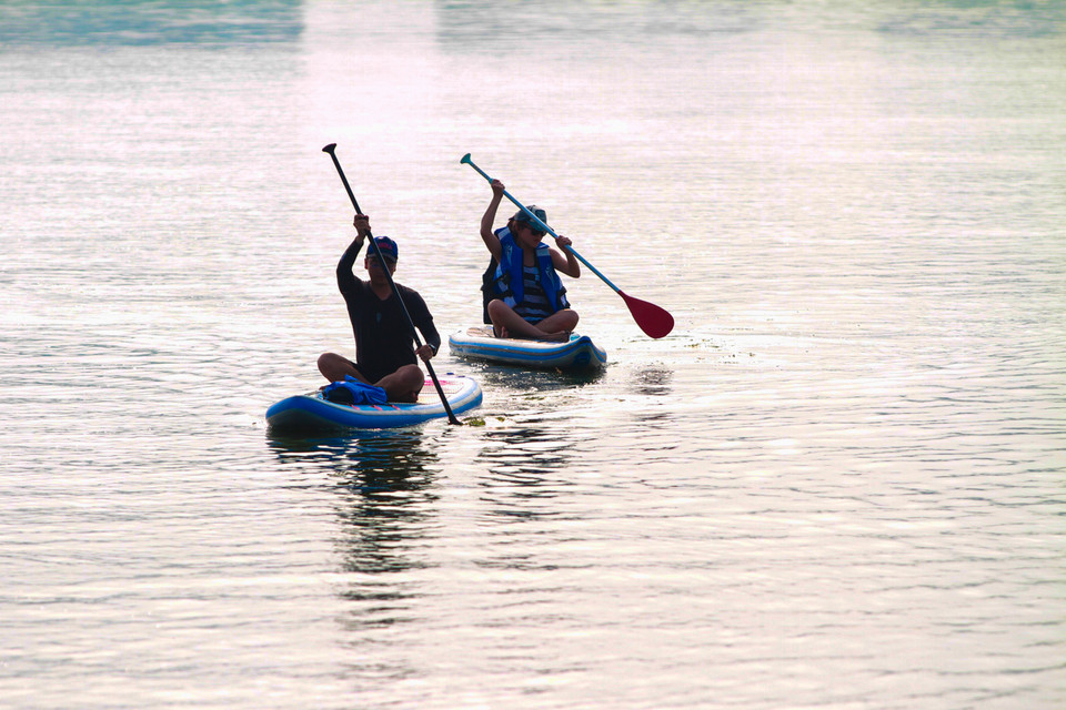 Thoạt nhìn SUP khá giống canoing hay kayak nhưng khi tìm hiểu kĩ môn thể thao này, rất nhiều người sẽ phải ngạc nhiên vì những ‘trò vui’ mà nó mang lại. (Ảnh: Minh Sơn/Vietnam+)